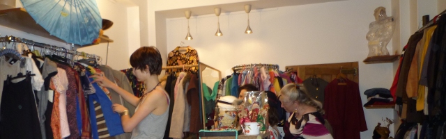 Photo de l'intérieur de la boutique la Toute Petite Rockette, où des clientes sont en train de chiner, crédit photo B.Brochenin