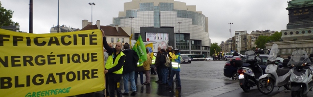 Photo du rassemblement des militants anti-nucléaires place de la Bastille à Paris, au début de la manifestation commémorative de l'accident de Tchernobyl, le 26 avril 2014 à 14h30. Crédit photo B.Brochenin.