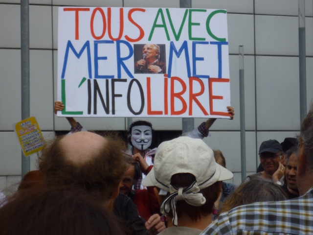 Grand panneau de Jean-Baptiste Reddé, et en petit, jaune, celui d'André Caron, à la manifestation de soutien à l'émission Là-bas si j'y suis le 5 juillet 2014, devant la Maison de la Radio, dans le 16è arrondissement parisien. Crédit photo Bérengère Brochenin