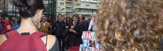 Françoise, au micro, lors de la manifestation de soutien à l'émission Là-bas si j'y suis, le 5 juillet 2014, devant la Maison de la Radio à Paris. Crédit photo B.Brochenin.