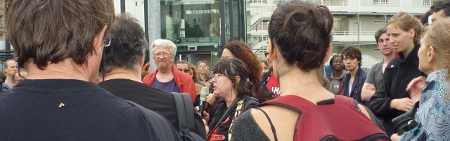 Hélène, au micro, le 5 juillet 2014, lors de la manifestation de soutien à l'émission Là-bas si j'y suis, devant la Maison de la Radio, Paris, 16è arrondissement. Crédit photo Bérengère Brochenin