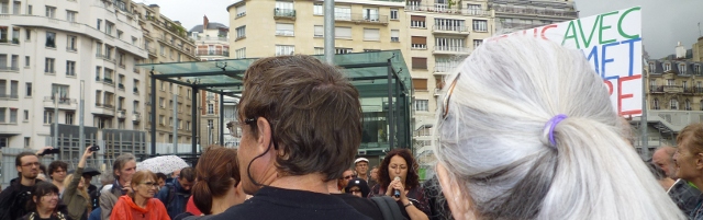Samia, au micro, lors de la manifestation de soutien à l'émission Là-bas si j'y suis le 5 juillet 2014 devant la Maison de la Radio, à Paris.Crédit photo B.Brochenin.