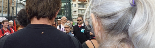 Au micro, une professeure de français d'origine marocaine, le 5 juillet 2014, lors de la manifestation de soutien à l'émission Là-bas si j'y suis, devant la Maison de la Radio, à Paris. <em>Crédit photo B.Brochenin</em>