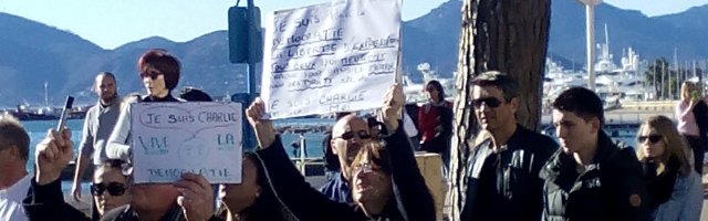 La mer, deux panneaux : l'un : "Je suis pour la démocratie, pour la liberté d'expression, tous ceux qui meurent chaque jour pour ces droits, etc, etc. Je suis Charlie. Je suis moi." L'autre :"Je suis Charlie. Vive la démocratie.", 11 janvier 2015, Cannes
