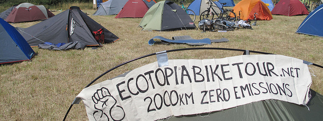 Banderole du Ecotopia Bike Tour au Camp Climat du Havre en 2010, source https://www.flickr.com/photos/campclimat